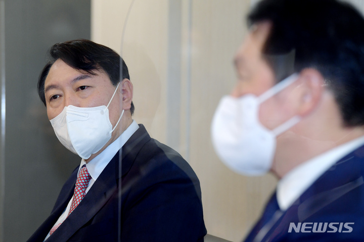 [서울=뉴시스] 국회사진기자단 = 윤석열 국민의힘 대선 후보와 최태원 대한상의 회장이 16일 서울 중구 대한상공회의소에서 간담회를 하고 있다. 2021.12.16. photo@newsis.com