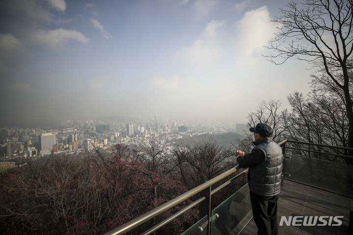 [서울=뉴시스] 정병혁 기자 = 서울과 경기, 인천 등 수도권에 미세먼지 비상저감조치가 시행된 지난 16일 오전 서울 남산에서 바라본 도심이 뿌옇게 보이고 있다. 2021.12.16. jhope@newsis.com
