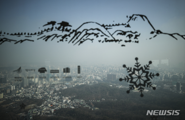 [서울=뉴시스] 정병혁 기자 = 서울과 경기, 인천 등 수도권에 미세먼지 비상저감조치가 시행된 지난 16일 오전 서울 용산구 N서울타워에서 바라본 도심이 뿌옇게 보이고 있다. 2021.12.16. jhope@newsis.com