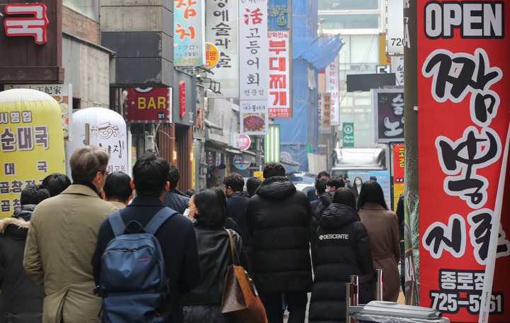 [서울=뉴시스] 권창회 기자 = 정부가 코로나19 확산을 막기 위해 거리두기 강화 대책을 발표한 16일 오후 서울 종로구 젊음의거리 인근에서 직장인들이 점심시간을 맞아 식사하러 이동하고 있다. 정부는 18일부터 16일간 사적모임 인원을 최대 4명까지 축소하고 유흥시설과 식당·카페는 오후 9시까지 영업시간을 제한하는 방역 강화조치를 시행한다고 밝혔다. 2021.12.16. kch0523@newsis.com