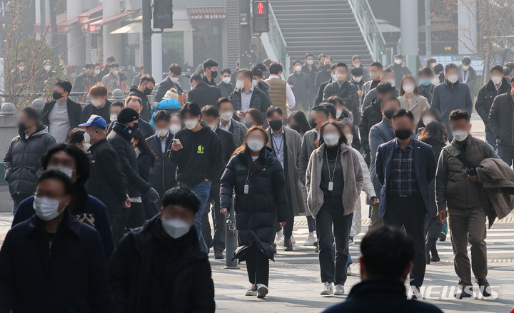 [서울=뉴시스] 권창회 기자 = 정부가 코로나19 확산을 막기 위해 거리두기 강화 대책을 발표한 16일 오후 서울 종로구 젊음의거리 인근에서 직장인들이 점심시간을 맞아 식사하러 이동하고 있다. 정부는 18일부터 16일간 사적모임 인원을 최대 4명까지 축소하고 유흥시설과 식당·카페는 오후 9시까지 영업시간을 제한하는 방역 강화조치를 시행한다고 밝혔다. 2021.12.16. kch0523@newsis.com