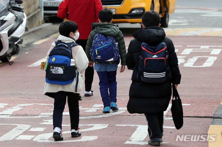 [서울=뉴시스] 백동현 기자 = 지난달 16일 오후 서울 시내 한 초등학교에서 학생들이 하교하고 있다. 2021.12.16. livertrent@newsis.com
