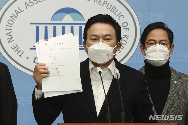 [서울=뉴시스] 최진석 기자 = 원희룡 국민의힘 중앙선대위 정책총괄본부장이 16일 국회 소통관에서 대장동 관련 긴급 기자회견을 하며 대장동 의혹 관련 자료를 들어보이고 있다. (공동취재사진) 2021.12.16. photo@newsis.com