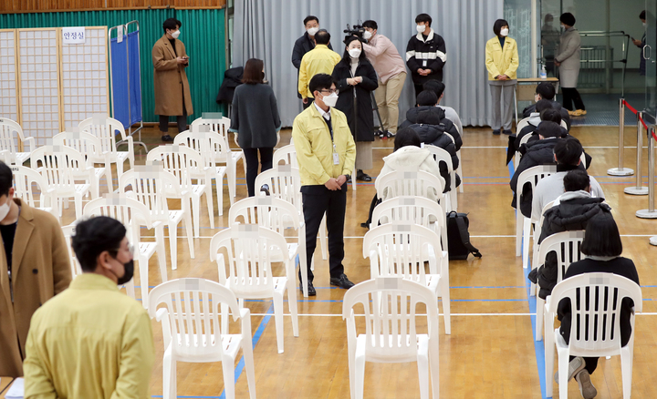 [광주=뉴시스] 류형근 기자 = 지난 16일 오후 광주 광산구 모 중학교 강당에서 방역당국이 '찾아가는 학교단위 백신접종'을 하고 있다. (사진 공동취재) 2021.12.16. hgryu77@newsis.com