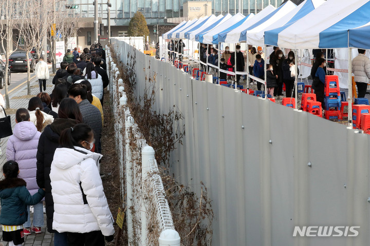 [서울=뉴시스] 백동현 기자 = 코로나19 신규 확진자가 7,622명으로 집계된 16일 오후 서울 강서구 마곡8구역 공영주차장 임시선별검사소에서 시민들이 검사를 받기 위해 대기하고 있다. 2021.12.16. livertrent@newsis.com