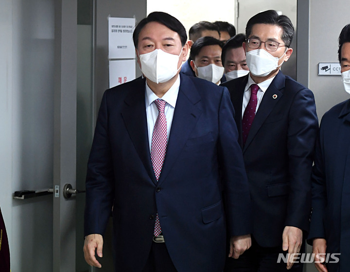 [서울=뉴시스] 국회사진기자단 = 윤석열 국민의힘 대선 후보가 16일 서울 용산구 대한의사협회에서 열린 코로나19 대응 문제점과 개선방안에 대한 화상 간담회에 이필수 회장과 함께 참석하고 있다. 2021.12.16. photo@newsis.com