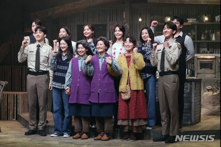 [서울=뉴시스] 박진희 기자 = 뮤지컬 '스핏파이어 그릴' 출연 배우들이 16일 서울 종로구 서경대학교 공연예술센터에서 프레스콜을 마치고 사진촬영을 하고 있다. 2021.12.16. pak7130@newsis.com