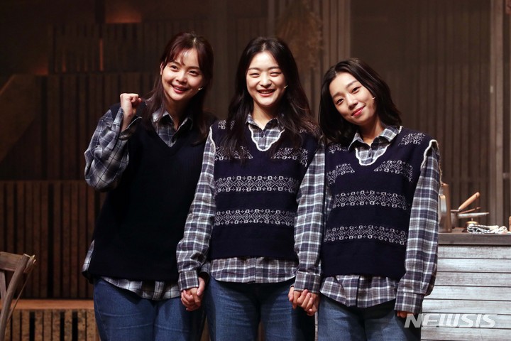 [서울=뉴시스] 박진희 기자 = 뮤지컬 '스핏파이어 그릴' 퍼씨 역의 배우 나하나(왼쪽부터), 이예은, 유주혜가 16일 서울 종로구 서경대학교 공연예술센터에서 프레스콜을 하고 있다. 2021.12.16. pak7130@newsis.com