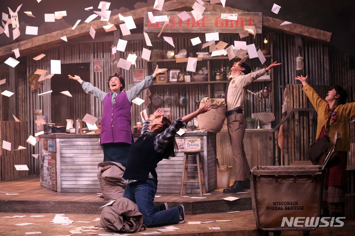 [서울=뉴시스] 박진희 기자 = 뮤지컬 '스핏파이어 그릴' 출연 배우들이 16일 서울 종로구 서경대학교 공연예술센터에서 프레스콜을 하고 있다. 2021.12.16. pak7130@newsis.com