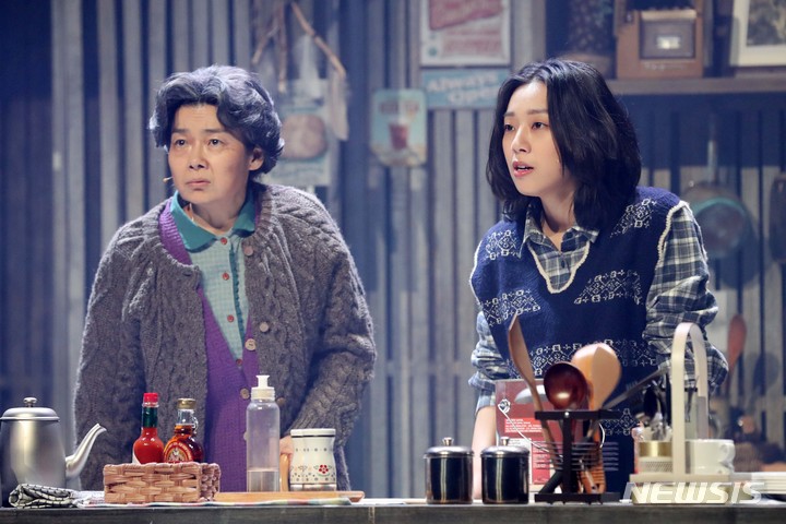 [서울=뉴시스] 박진희 기자 = 뮤지컬 '스핏파이어 그릴' 퍼시역의 배우 유주혜(오른쪽)와 한나역의 임선애가 16일 서울 종로구 서경대학교 공연예술센터에서 프레스콜을 하고 있다. 2021.12.16. pak7130@newsis.com