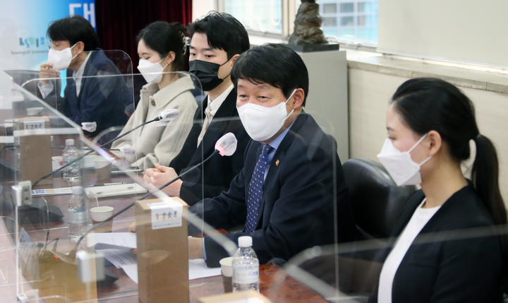 [서울=뉴시스] 조수정 기자 = 안경덕 고용노동부 장관이 지난해 12월16일 오후 서울 숭실대학교에서 '청년 취업준비생 간담회'를 하고 있다. (사진=고용노동부 제공) 2021.12.16. photo@newsis.com *재판매 및 DB 금지