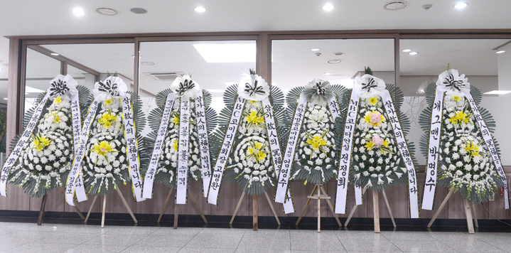 [서울=뉴시스] 사진공동취재단 = 2년여 폐암 투병 끝에 사망한 개그맨 故 김철민의 빈소가 16일 서울 공릉동 원자력병원 장례식장에 마련됐다. 빈소 앞에 동료 개그맨 등의 근조 화환이 놓여 고인은 2019년 폐암 말기 판정을 받고 투병해 왔다. 지난 10일 페이스북에 작별을 암시하는 듯한 "덕분에 행복했습니다. 고맙습니다. 사랑합니다"라는 글을 남긴 지 6일만에 세상을 떠났다. 2021.12.16. photo@newsis.com