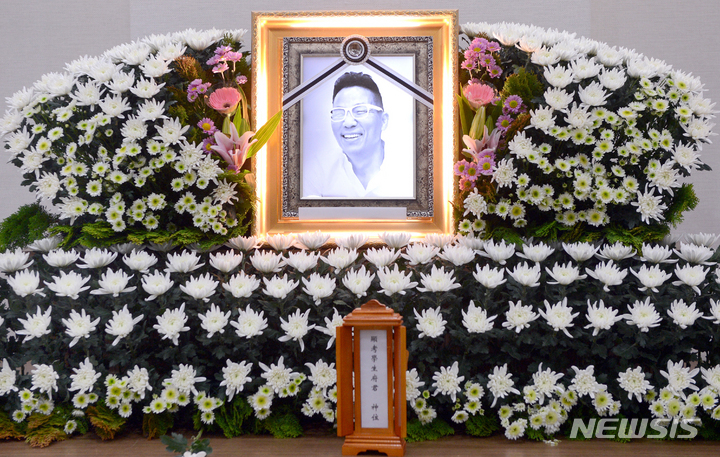 [서울=뉴시스] 사진공동취재단 = 2년여 폐암 투병 끝에 향년 58세의 일기로 사망한 개그맨 故 김철민의 빈소가 16일 서울 공릉동 원자력병원 장례식장에 마련돼 있다. 고인은 2019년 폐암 말기 판정을 받고 투병해 왔다. 지난 10일 페이스북에 작별을 암시하는 듯한 "덕분에 행복했습니다. 고맙습니다. 사랑합니다"라는 글을 남긴 지 6일만에 세상을 떠났다. 2021.12.16. photo@newsis.com