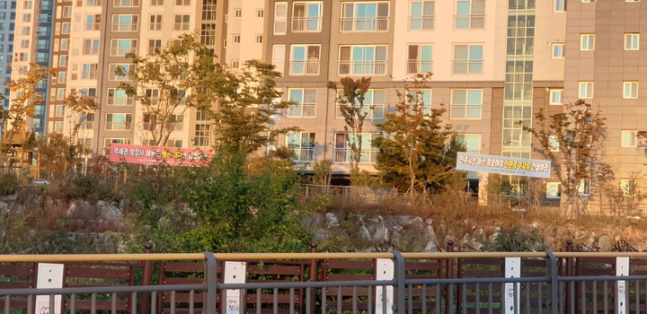 [진주=뉴시스] 진주시가 신진주역세권에 공영주차장을 건립하려 하자 아파트 입주민들이 반대 현수막을 내걸고 있다. *재판매 및 DB 금지