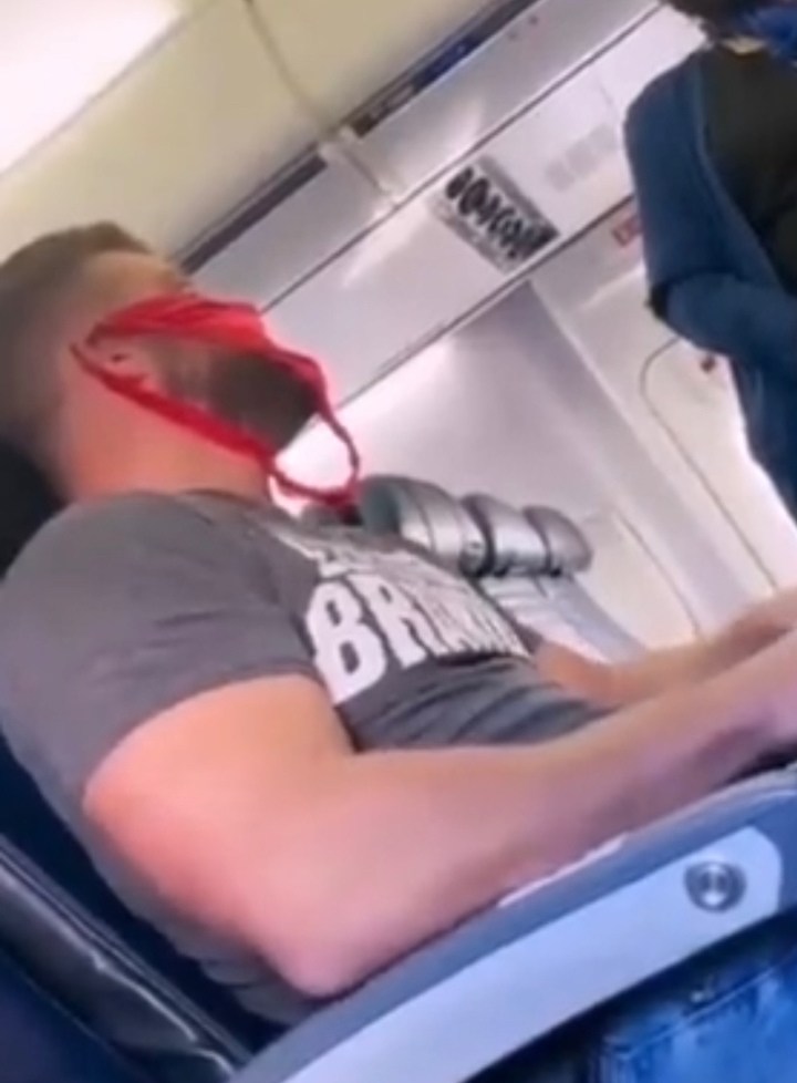 [서울=뉴시스] 지난 15일 같은 항공편에 탑승한 승객이 촬영한 영상 속에서 애덤 젠느가 여성 속옷을 얼굴에 쓰고 승무원과 실랑이를 하고 있다. (출처 : 트위터 화면 캡처) 2021.12.17. *재판매 및 DB 금지