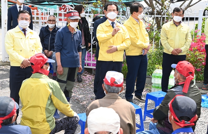 [음성=뉴시스] 강신욱 기자 = 조병옥(가운데) 충북 음성군수를 비롯해 임호선 국회의원, 서효석·서형석 음성군의원이 원남면 상노리 음식물쓰레기 비료 문제로 업체와 대치하는 주민들과 대화하고 있다. (사진=음성군 제공) 2021.12.17. photo@newsis.com *재판매 및 DB 금지
