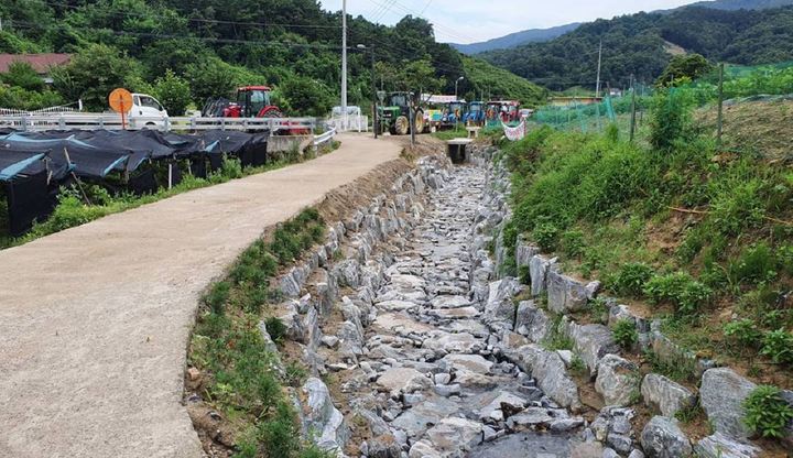 [음성=뉴시스] 강신욱 기자 = 충북 음성군은 원남면 상노리 음식물쓰레기 비료 문제와 관련해 농로 폭을 줄이고 하천을 정비하는 특단의 조처를 했다. (사진=음성군 제공) 2021.12.17. photo@newsis.com *재판매 및 DB 금지