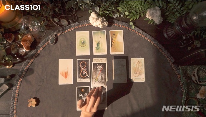 [서울=뉴시스] 이봄 타로 클래스 '고민으로 잠 못드는 당신을 위해'. (이미지=클래스101 제공) 2021.12.19. photo@newsis.com