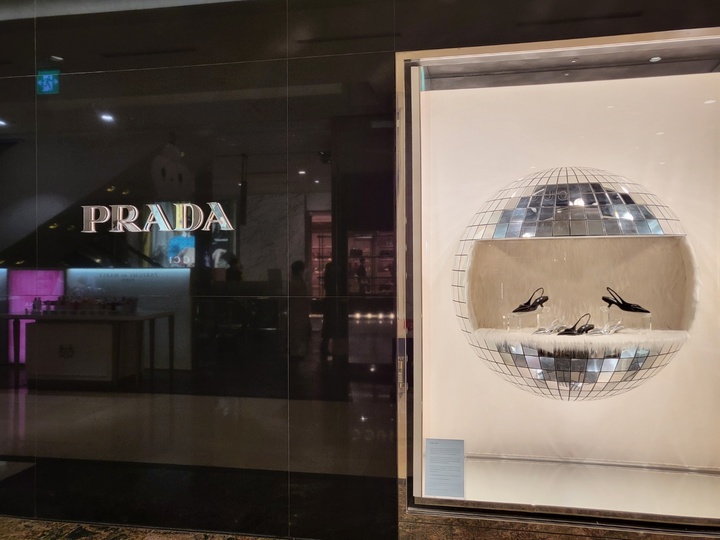 [서울=뉴시스] 이소현 기자 = 17일 오후 서울 중구 롯데백화점 본점 프라다 매장 앞. 프라다는 이날 가방, 액세서리 등 주요 상품의 국내 판매 가격을 인상했다. 2021.12.17. winning@newsis.com *재판매 및 DB 금지