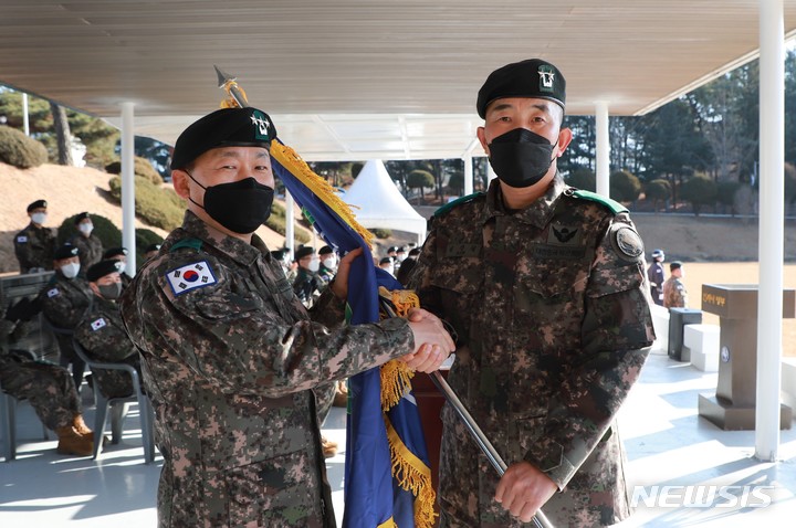 17일 9사단장 이취임식에서 김진철 신임 9사단장(오른쪽)이 이두희 1군단장으로부터 부대기를 전달받고 있다.(사진=육군 제9보병사단 제공)
