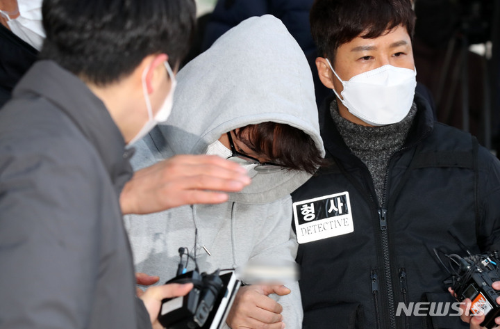 [서울=뉴시스] 고범준 기자 = 신변보호를 받고 있는 피해 여성의 집을 찾아가 여성의 어머니와 동생에게 흉기를 휘두른 혐의로 구속된 이석준이 지난해 12월17일 오전 서울 송파구 송파경찰서에서 검찰로 송치되고 있다. 2021.12.17. bjko@newsis.com