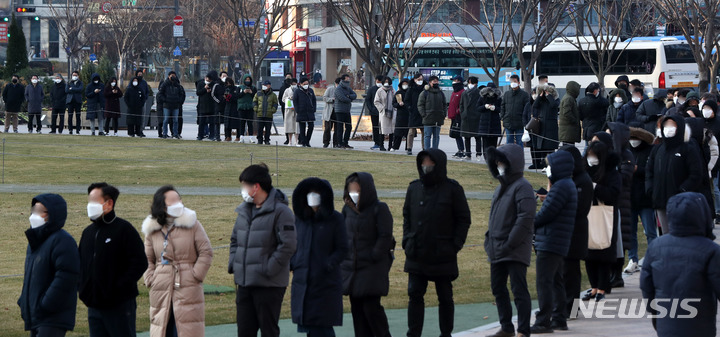 [서울=뉴시스] 추상철 기자 = 코로나19 확산세 속에 한파가 찾아온 17일 오전 서울 중구 서울광장 임시선별검사소에서 시민들이 몸을 잔뜩 웅크린 채 코로나19 검사를 받기 위해 대기하고 있다. 2021.12.17. scchoo@newsis.com