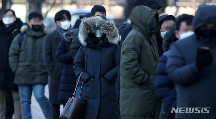 [서울=뉴시스] 추상철 기자 = 코로나19 확산세 속에 한파가 찾아온 17일 오전 서울 중구 서울광장 임시선별검사소에서 시민들이 몸을 잔뜩 웅크린 채 코로나19 검사를 받기 위해 대기하고 있다. 2021.12.17. scchoo@newsis.com