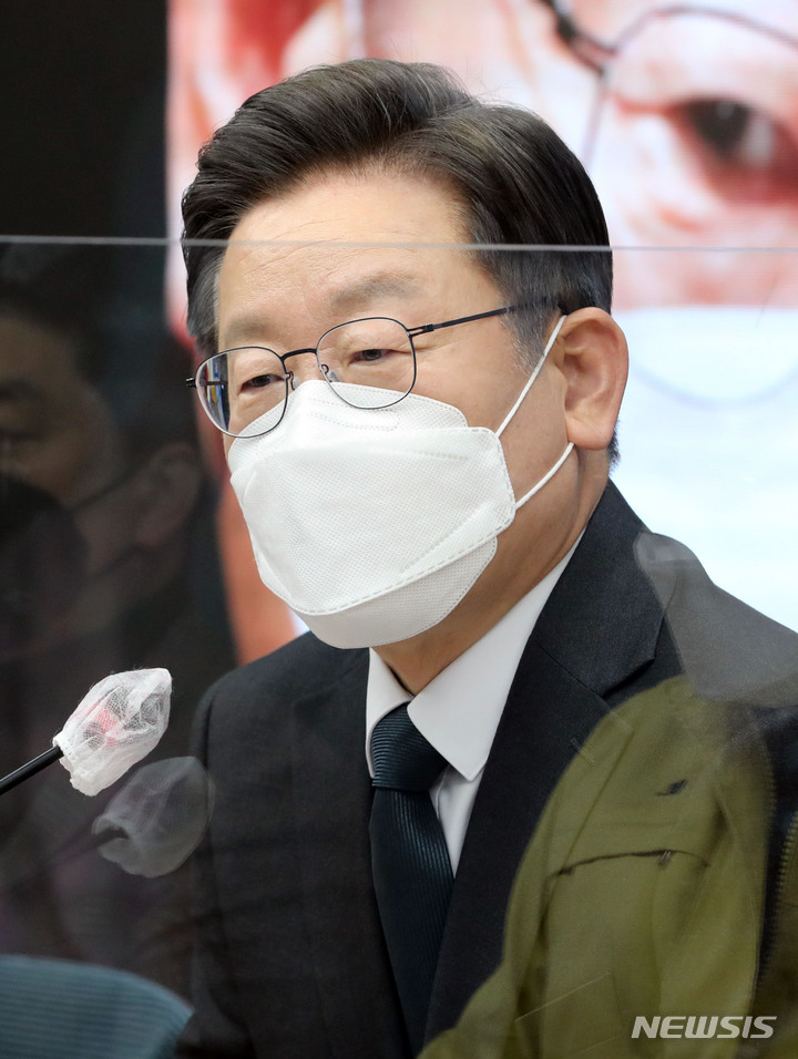 [서울=뉴시스] 국회사진기자단 = 이재명 더불어민주당 대선 후보가 17일 오전 서울 여의도 더불어민주당 중앙당사에서 열린 코로나19 위기대응 특별위원회 1차 회의에서 발언하고 있다. 2021.12.17. photo@newsis.com