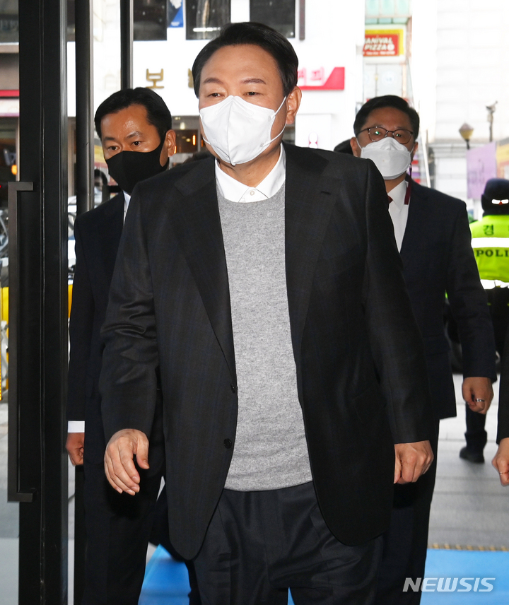 [서울=뉴시스] 국회사진기자단 = 윤석열 국민의힘 대선 후보. 2021.12.17. photo@newsis.com