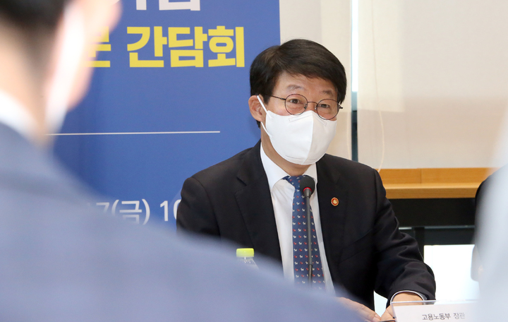[서울=뉴시스] 박주성 기자 = 안경덕 고용노동부 장관이 지난 17일 오전 서울 한국캘러웨이골프에서 열린 재택근무 확산을 위한 간담회에 참석해 관계자들과 이야기를 나누고 있다. (사진=고용노동부 제공). 2021.12.17. photo@newsis.com *재판매 및 DB 금지