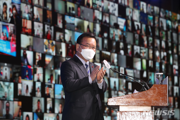 [서울=뉴시스] 김명원 기자 = 김부겸 국무총리가 17일 오전 서울 서대문구 홍은동 스위스그랜드호텔에서 열린 민주평화통일자문회의 전체회의에 참석해 축사를 하고 있다. 2021.12.17. kmx1105@newsis.com