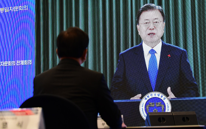 [서울=뉴시스] 김명원 기자 = 문재인 대통령이 17일 오전 서울 서대문구 홍은동 스위스그랜드호텔에서 열린 민주평화통일자문회의 전체회의에 영상 개회사를 하고 있다. (공동취재사진) 2021.12.17. photo@newsis.com