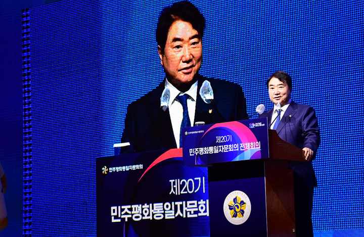 [서울=뉴시스] 김명원 기자 = 이석현 민주평화통일자문회의 수석부의장이 17일 오전 서울 서대문구 홍은동 스위스그랜드호텔에서 열린 민주평화통일자문회의 전체회의에 참석해 국민의례를 하고 있다. (공동취재사진) 2021.12.17. photo@newsis.com