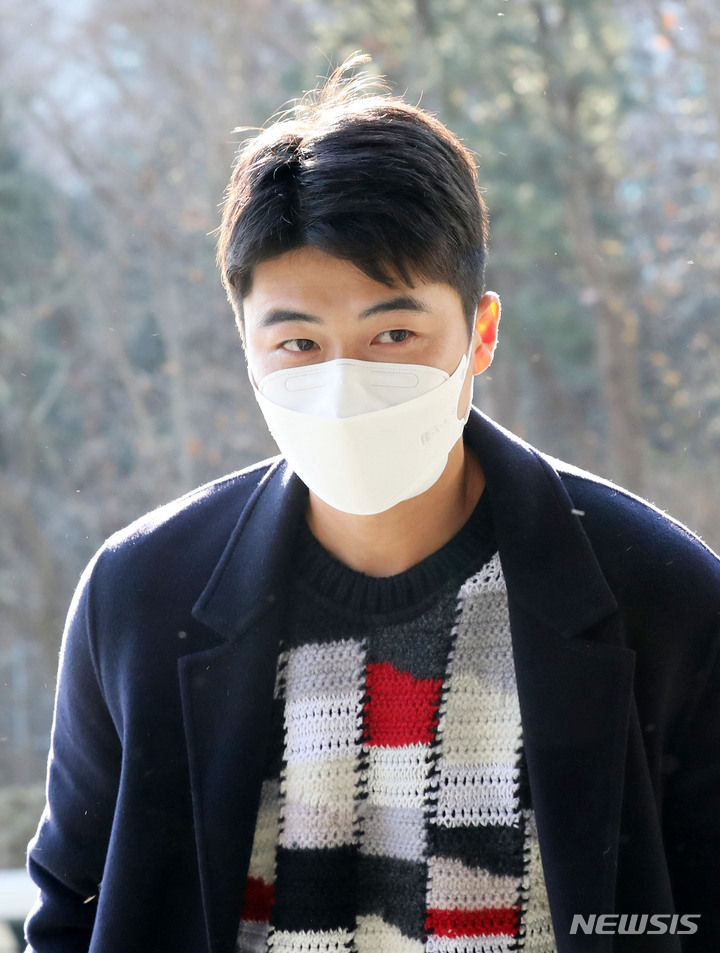 [서울=뉴시스] 고범준 기자 = 초등학교 시절 후배에게 성폭력을 가했다는 의혹을 받는 FC 서울 기성용이 대질조사를 받기 위해 17일 오후 서울 서초구 서초경찰서에 출석하고 있다. 2021.12.17. bjko@newsis.com