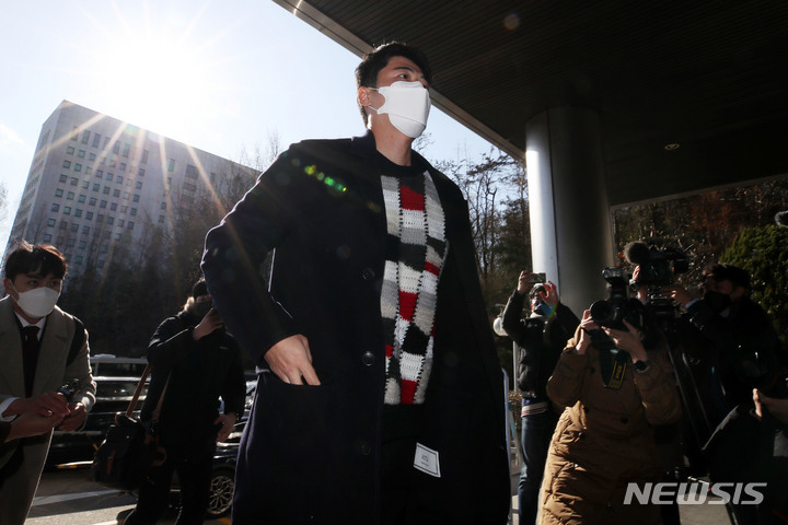 [서울=뉴시스] 고범준 기자 = 초등학교 시절 후배에게 성폭력을 가했다는 의혹을 받는 FC 서울 기성용이 대질조사를 받기 위해 지난 2021년 12월17일 오후 서울 서초구 서초경찰서에 출석하고 있다. 2021.12.17. bjko@newsis.com