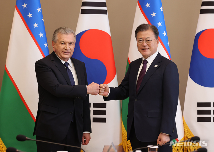 [서울=뉴시스] 김진아 기자 = 문재인 대통령이 17일 청와대에서 열린 한-우즈베키스탄 정상회담에서 샵카트 미르지요예프 우즈베키스탄 대통령과 기념촬영을 하고 있다. 2021.12.17. bluesoda@newsis.com