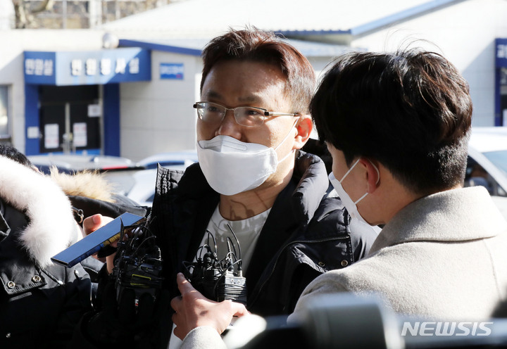 [서울=뉴시스] 고범준 기자 = 초등학교 시절 후배에게 성폭력을 가했다는 의혹을 받는 FC 서울 기성용이 대질조사를 받기 위해 17일 오후 서울 서초구 서초경찰서에 출석한 가운데 피해자 측의 변호를 맡은 박지훈 변호사가 취재진 질문에 답변하고 있다. 2021.12.17. bjko@newsis.com