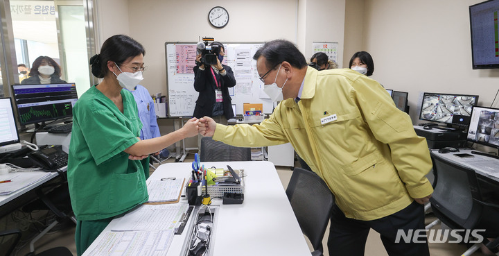 [서울=뉴시스] 김명원 기자 = 김부겸 국무총리가 17일 오후 경기도 성남시 분당구 감염병 전담병원인 국군수도병원을 찾아 현장 점검을 하고 있다. (공동취재사진) 2021.12.17. photo@newsis.com