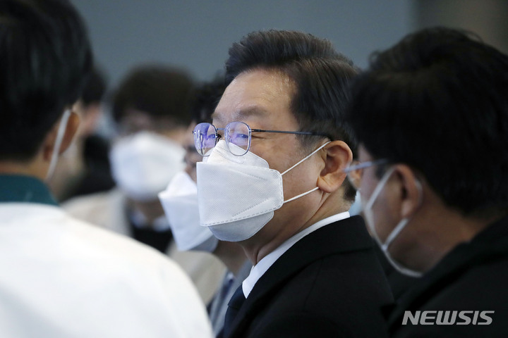 [원주=뉴시스] 최동준 기자 = 이재명 더불어민주당 대선 후보가 17일 강원 원주시 기업도시로 서울F&B 원주 공장 방문해 회사 설명을 듣고 있다. 2021.12.17. photocdj@newsis.com