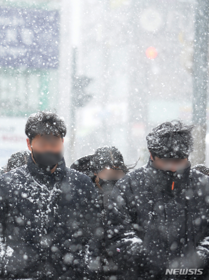 [광주=뉴시스] 김혜인 기자 = 광주·전남 곳곳에 대설특보가 내려진 17일 오후 광주 동구 금남로에서 시민들이 눈보라 속을 걷고 있다. 2021.12.17. hyein0342@newsis.com