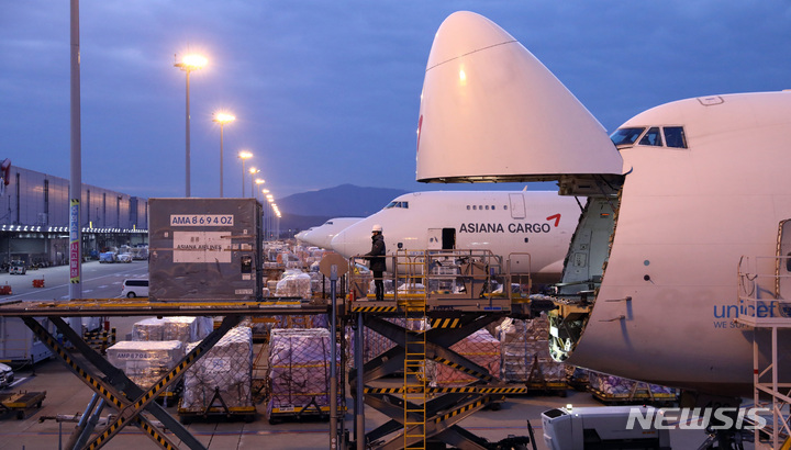 [인천공항=뉴시스] 이영환 기자 = 인천국제공항 화물터미널에서 수출 화물이 아시아나 항공 화물기에 탑재되고 있다. 2021.12.19. 20hwan@newsis.com