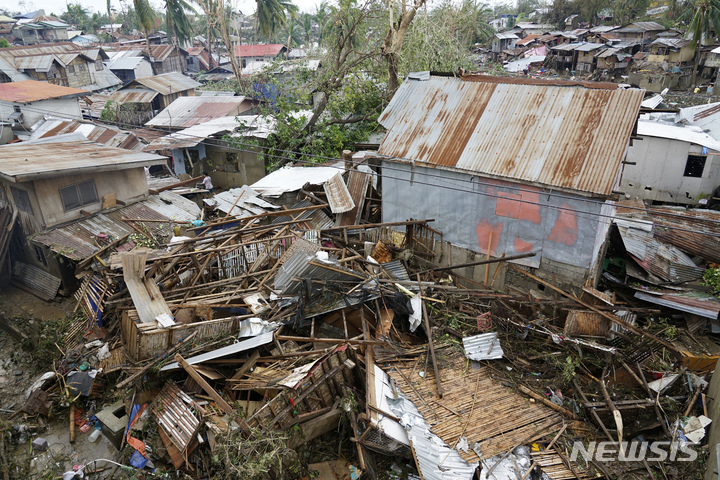 [세부=AP/뉴시스] 17일(현지시간) 필리핀 중부 세부의 한 마을 가옥들이 파괴돼 파편이 어지러이 흩어져 있다. 필리핀 남동부 지역을 강타한 태풍으로 10만여 명의 주민이 대피했으며 인명 피해는 보고되지 않았다. 2021.12.17.