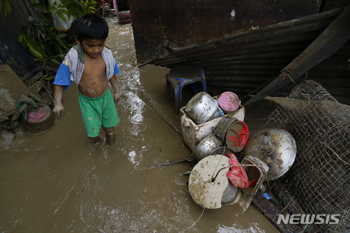 [세부=AP/뉴시스] 17일(현지시간) 필리핀 중부 세부의 한 마을에서 한 아이가 제22호 태풍 라이의 여파로 진흙탕이 된 거리를 지나고 있다. 필리핀 남동부 지역을 강타한 태풍으로 10만여 명의 주민이 대피했으며 인명 피해는 보고되지 않았다. 2021.12.17.