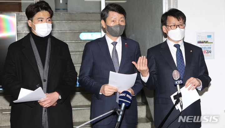 [강릉=뉴시스] 김경목 기자 = 17일 오후 더불어민주당 행정안전위원회 소속 임호선(오른쪽부터)·김민철·오영환 의원이 강원 강릉시 강릉경찰서를 방문, 권성동 국민의힘 사무총장(중앙선대위 종합지원본부장)과 관련한 성희롱성 발언 의혹 사건에 대해 입장을 밝히고 있다. 권 총장은 윤석열 대선 후보가 강릉을 방문한 지난 11일 새벽 술집에서 만난 유부녀에게 성희롱성 발언을 했다는 의혹을 받고 있다. 남편의 신고로 경찰들이 출동했지만 고소하지 않았다. 2021.12.17. photo31@newsis.com