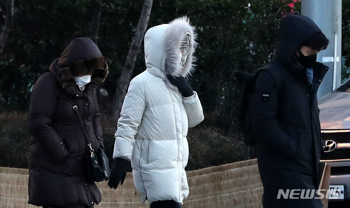 [서울=뉴시스] 추상철 기자 = 한파주의보가 내려진 지난 17일 오후 서울 종로구 세종대로 사거리에서 시민이 몸을 잔뜩 웅크린 채 발걸음을 재촉하고 있다. 2021.12.17. scchoo@newsis.com