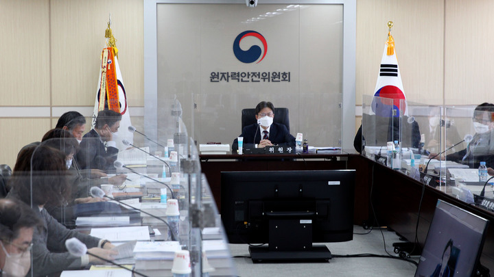 [서울=뉴시스] 홍효식 기자 = 유국희 원자력안전위원회 위원장이 지난 17일 서울 중구 원자력안전위원회에서 열린 제150회 원자력안전위원회에 참석해 위원들과 안건에 대해 논의하고 있다. (사진=원자력안전위원회 제공) 2021.12.17. yesphoto@newsis.com *재판매 및 DB 금지