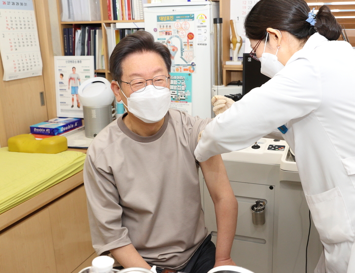 이재명 더불어민주당 대선후보가 18일 서울의 한 내과의원에서 코로나19 백신 3차 접종(부스터샷)을 맞고 있다. (사진=민주당 제공) 2021.12.18 *재판매 및 DB 금지