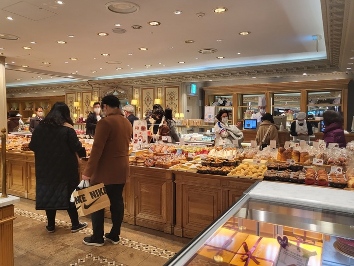 "패딩 매장에 손님 뚝"…거리두기 강화에 유통가도 비상