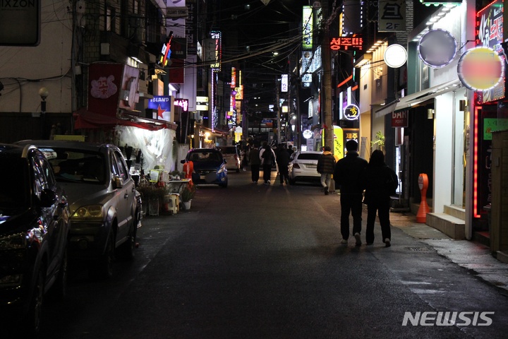 [제주=뉴시스] 양영전 기자 = 강화된 사회적 거리두기가 시행된 첫날인 18일 제주시 이도2동 제주시청 인근 대학로가 평소와 달리 비교적 한산한 모습을 보이고 있다. 2021.12.18. 0jeoni@newsis.com