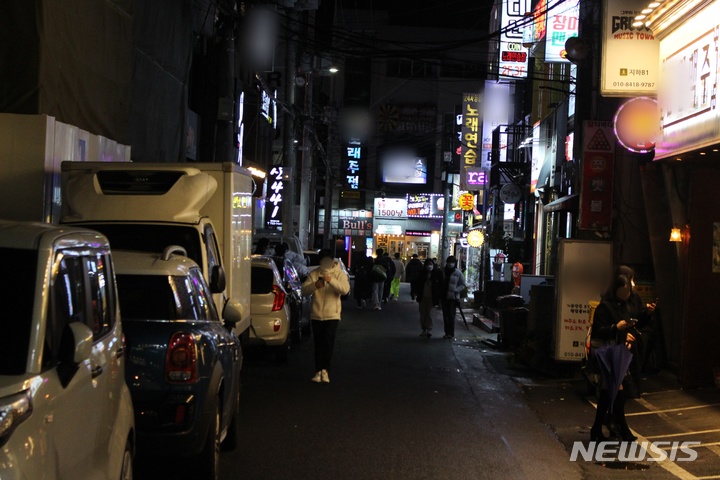 [제주=뉴시스] 양영전 기자 = 강화된 사회적 거리두기가 시행된 첫날인 18일 제주시 이도2동 제주시청 인근 대학로가 평소와 달리 비교적 한산한 모습을 보이고 있다. 2021.12.18. 0jeoni@newsis.com